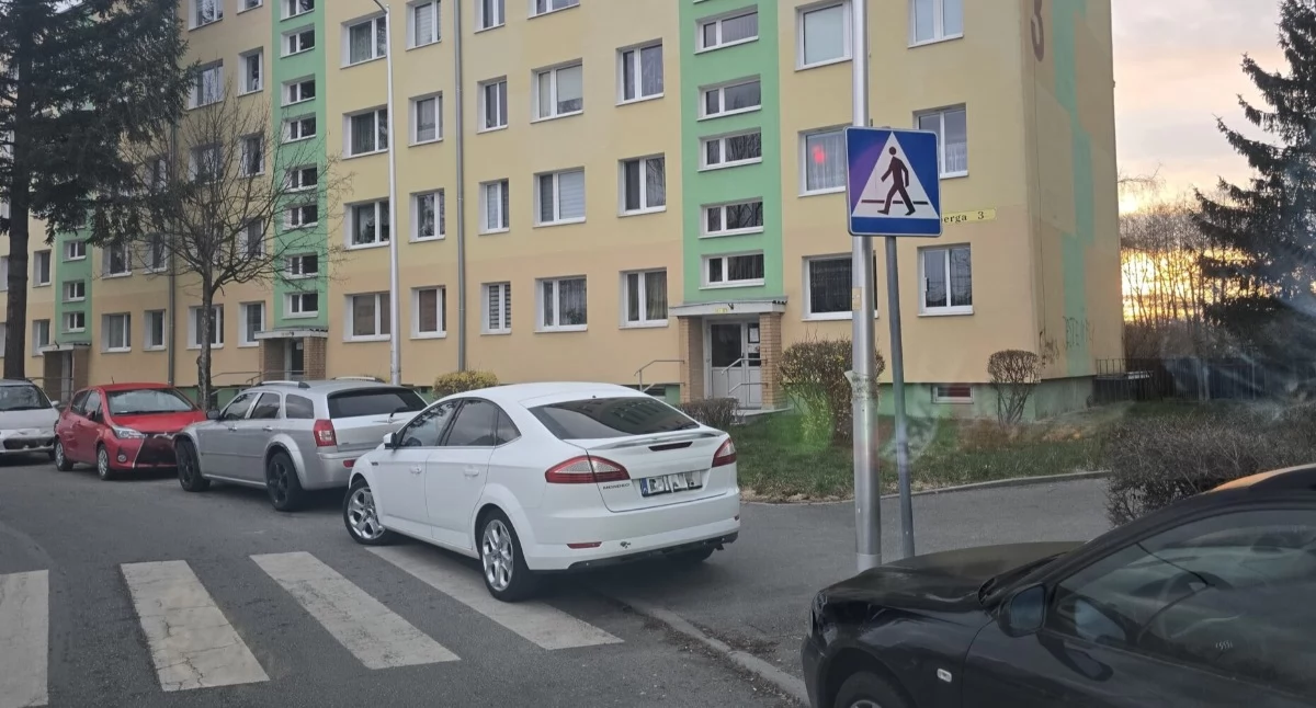 Mistrzowie Parkowania w Jeleniej Górze potrafią stanąć nawet na przejściu dla pieszych
