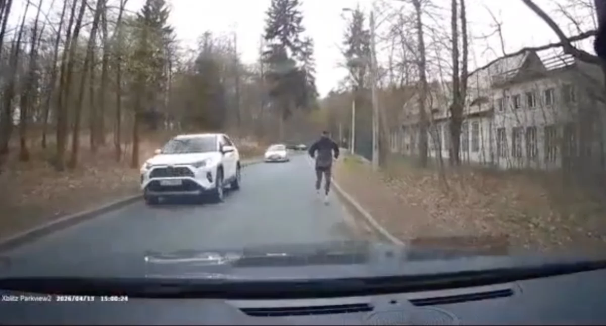 Kuriozalna sytuacja na ulicy Nowowiejskiej. Zamiast ominąć, wbiegł w samochód