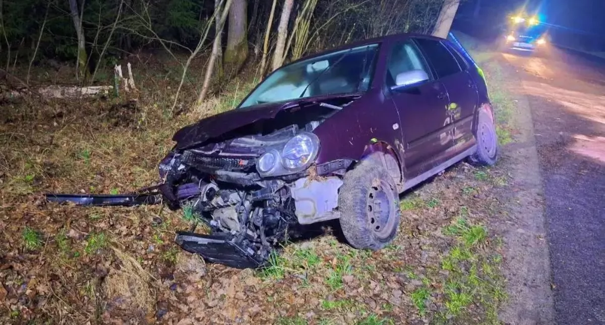 Volkswagen Polo wylądował poza drogą. Dwie godziny później spłonął