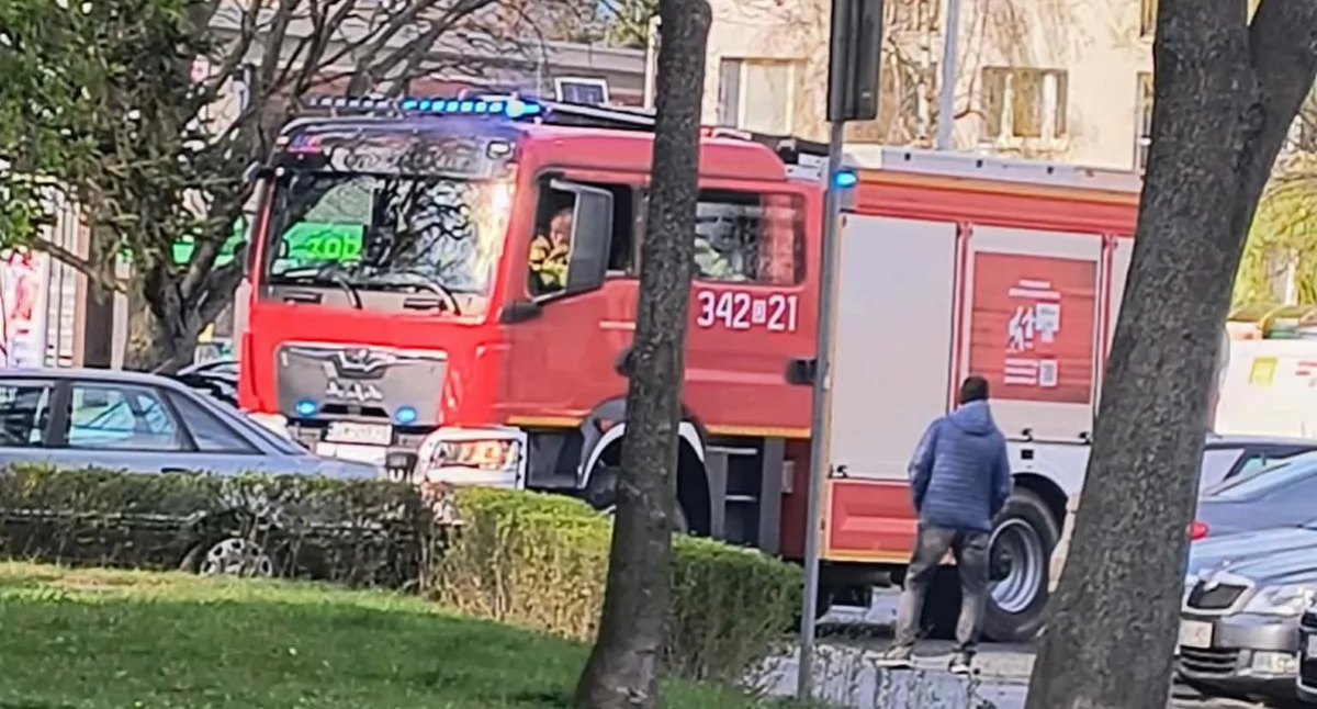 Interwencja straży pożarnej na ulicy Różyckiego. Ktoś podpalił stary fotel obok śmietnika