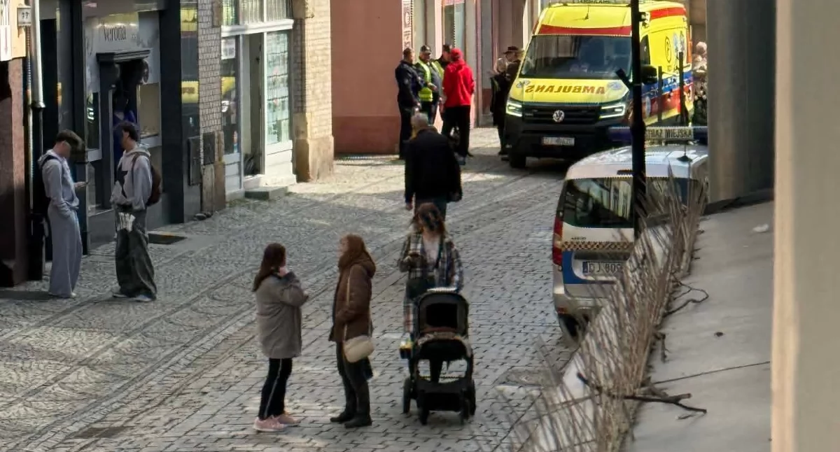 Interwencja służb na ul. Konopnickiej w Jeleniej Górze. Agresywna kobieta zaczepiała przechodniów