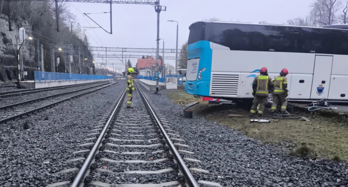 Autobus zsunął się na torowisko przy dworcu w Szklarskiej Porębie Górnej