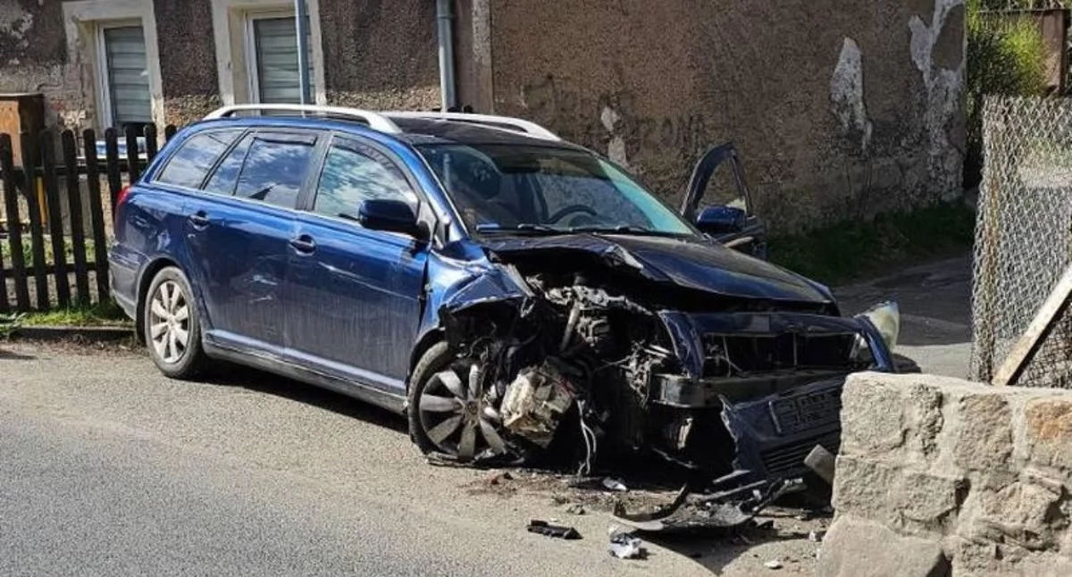 Pościg za uciekającym kierowcą zakończył się uderzeniem w murek