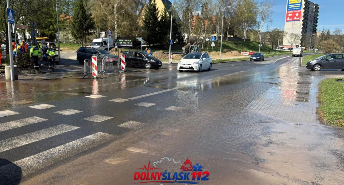 Awaria magistrali wodociągowej na Zabobrzu. Zalana ulica i tysiące mieszkańców bez wody. 
