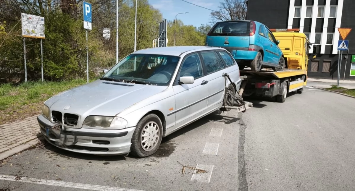 Strażnicy miejscy kontynuują usuwanie wraków z jeleniogórskich ulic i parkingów