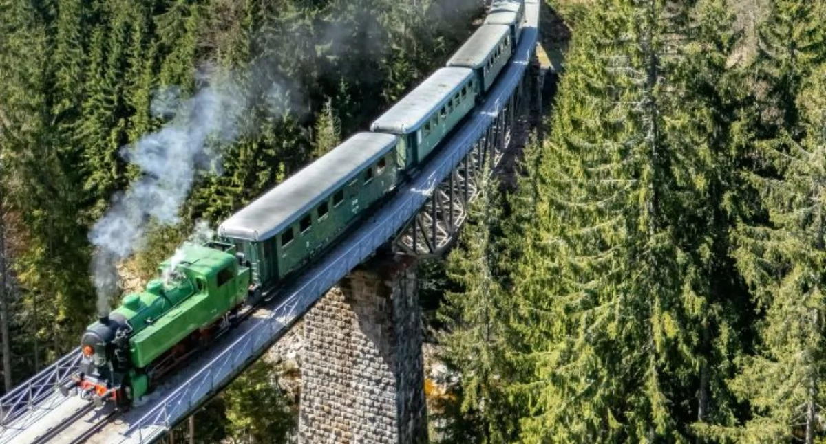 Zabytkowy parowóz na górskiej trasie. W sobotę przejazdy Kořenov–Harrachov