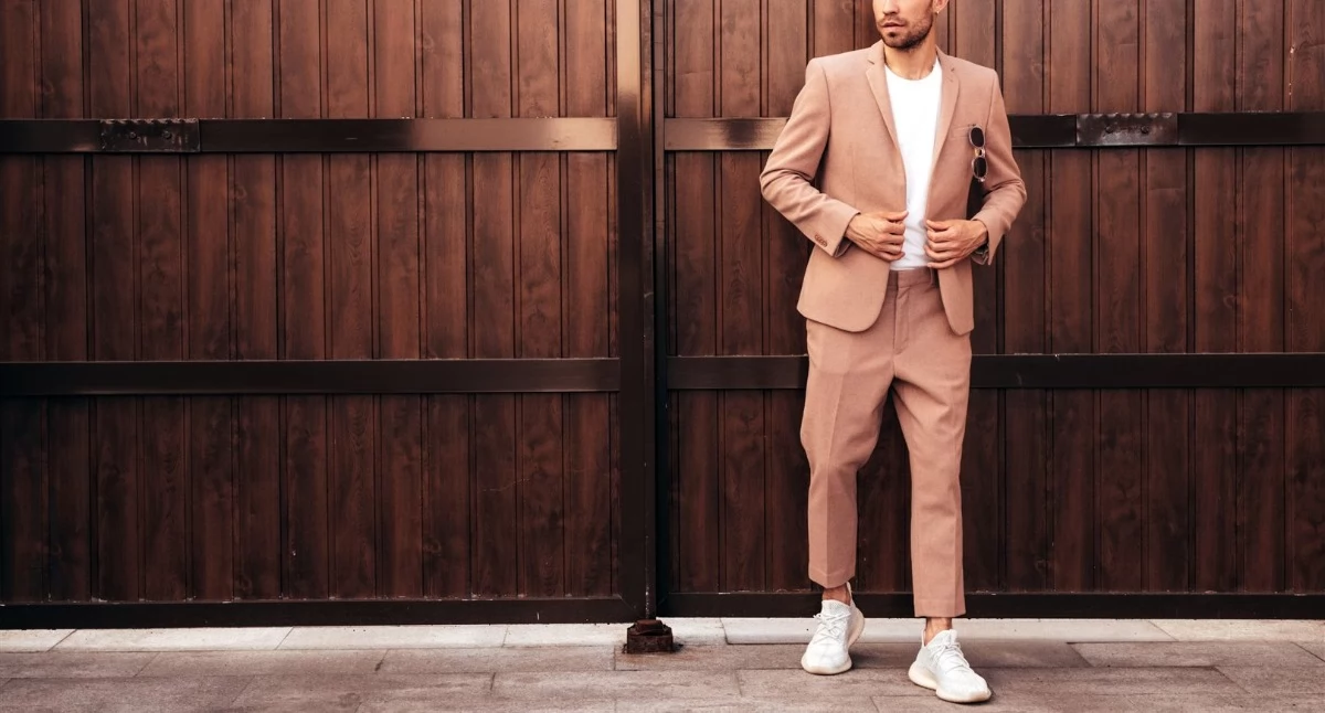Przełamanie konwencji – dlaczego warto nosić białe sneakersy męskie do garnituru?