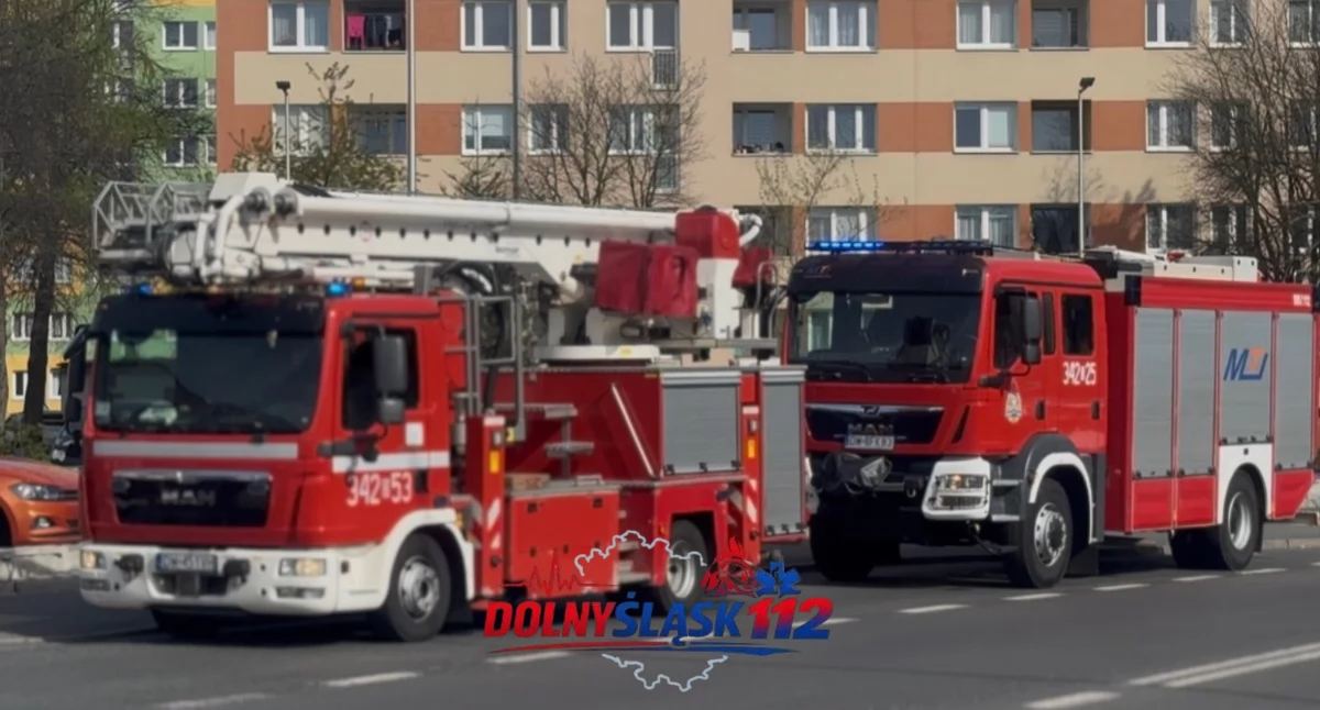 Interwencja straży pożarnej w Jelenia Góra. Służby sprawdzają oddział banku przy Różyckiego