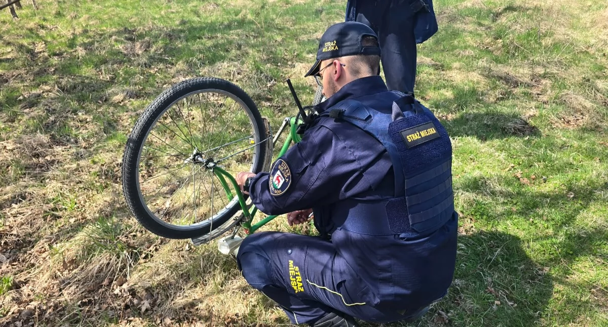 Strażnicy miejscy naprawili koło w rowerze starszego pana