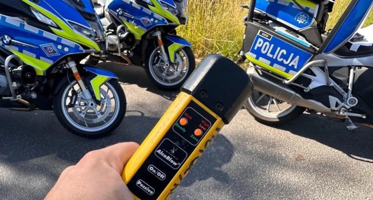 Wypadek na Cieplickiej i nietrzeźwi kierowcy. Intensywne działania służb