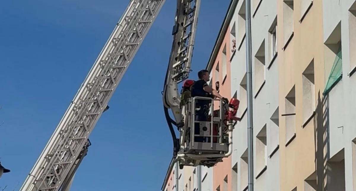 Podnośnikiem musieli dostać się do okien mieszkania w bloku przy ulicy Różyckiego