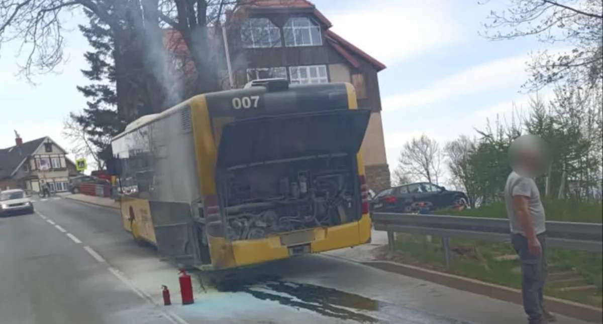 Pożar autobusu w Karpaczu. Występują utrudnienia w ruchu