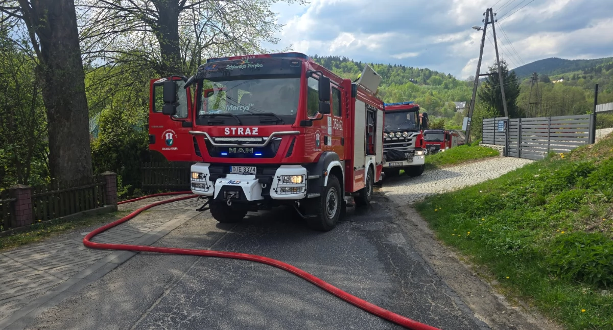 Pożar w domu Szklarskiej Porębie. Czujność sąsiadów i błyskawiczna interwencja straży zapobiegły tragedii.
