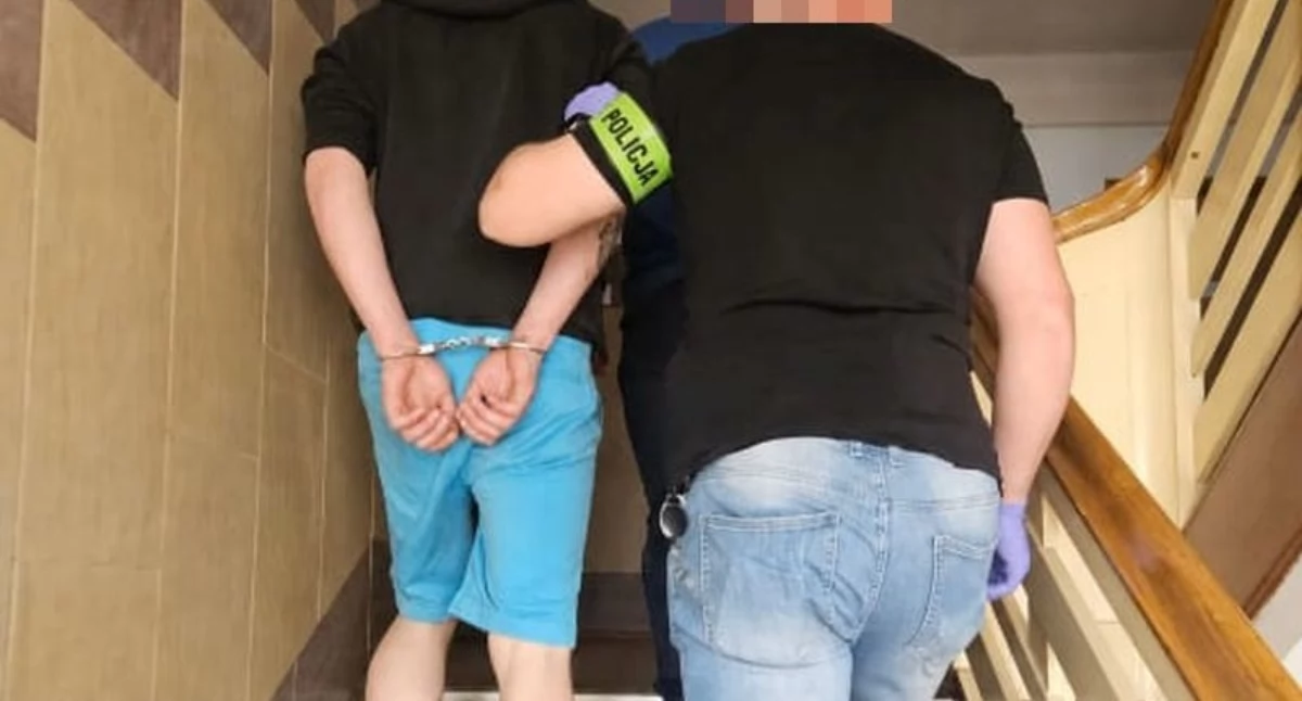 19-latek sięgnął po pieniądze swojego kolegi. Wypłacił je z jego karty