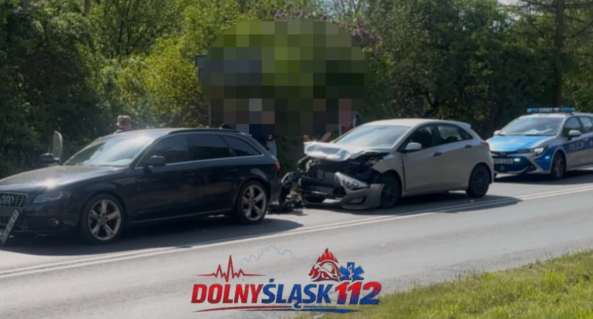 Karambol na Sudeckiej. Trzy auta zderzyły się przy wyjeździe na Karpacz.