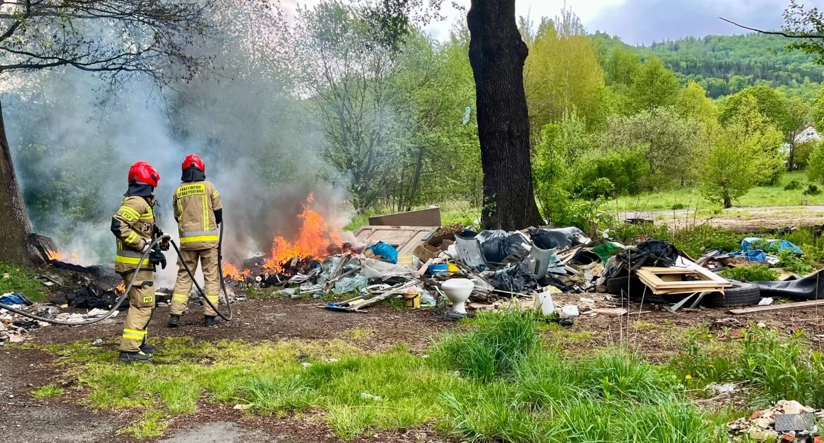 Pożar w Sobieszowie. Na miejscu pierwsi byli strażnicy miejscy