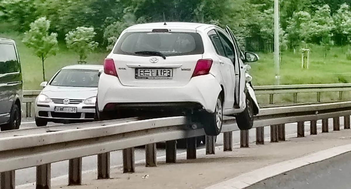 Jak do tego doszło? Po zderzeniu Toyota wylądowała na barierkach
