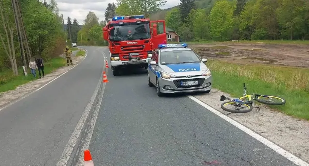 Rowerzystka trafiła do szpitala. Prawdopodobnie nacisnęła przedni hamulec zjeżdżając z górki