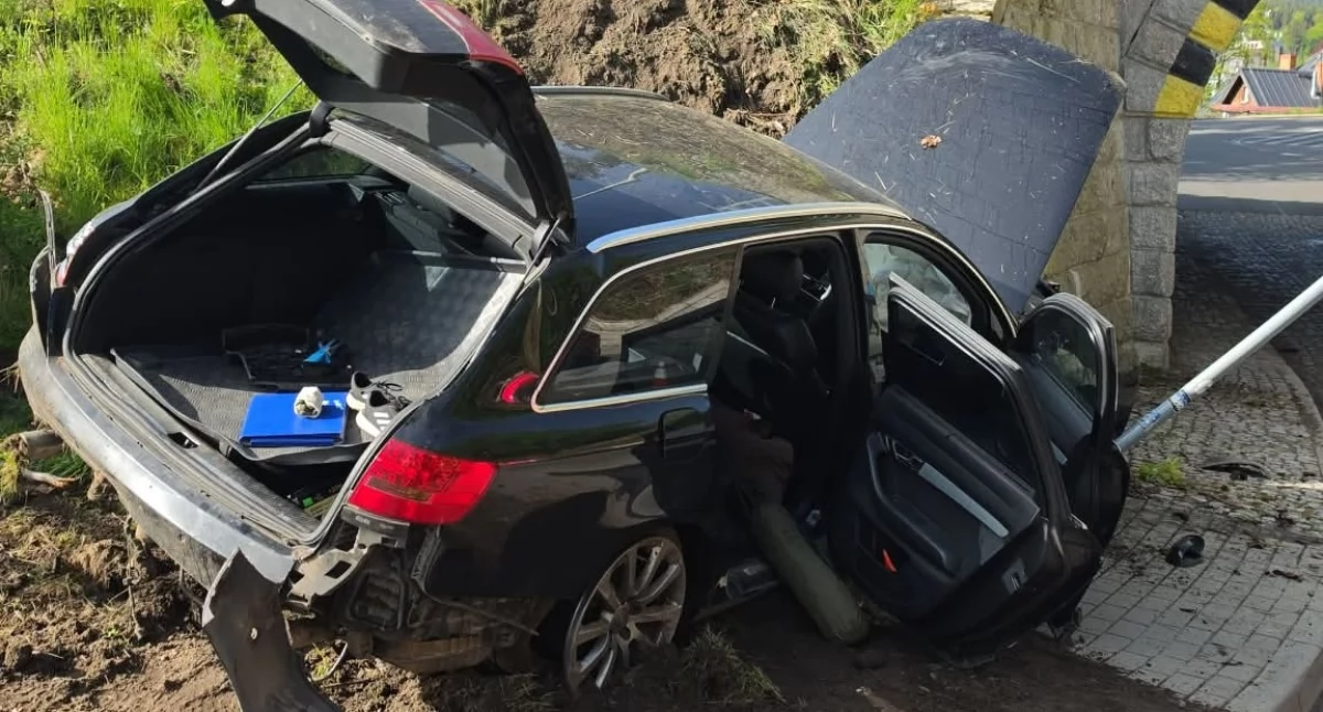 Tragedia w Szklarskiej Porębie. Mężczyzna wjechał w nasyp kolejowy, a potem…
