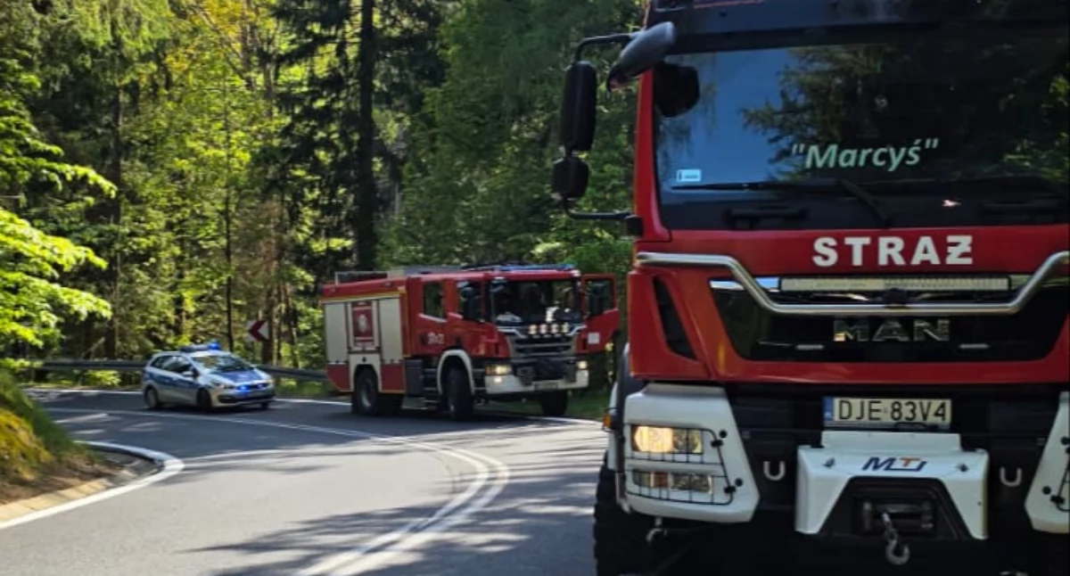 Motocyklista zderzył się z autobusem nad Szklarską Porębą. Na miejscu pracowały wszystkie służby
