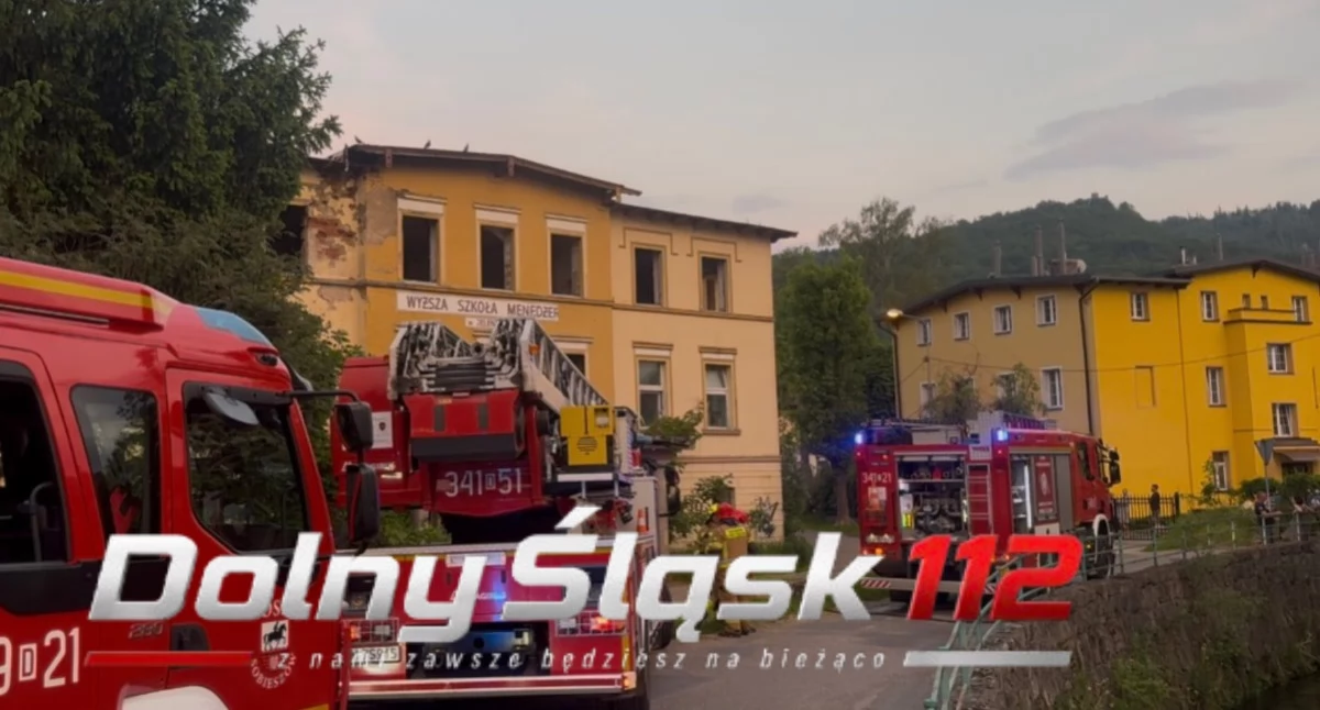 Pożar w opuszczonym budynku szkoły w Sobieszowie. Interweniowała straż pożarna