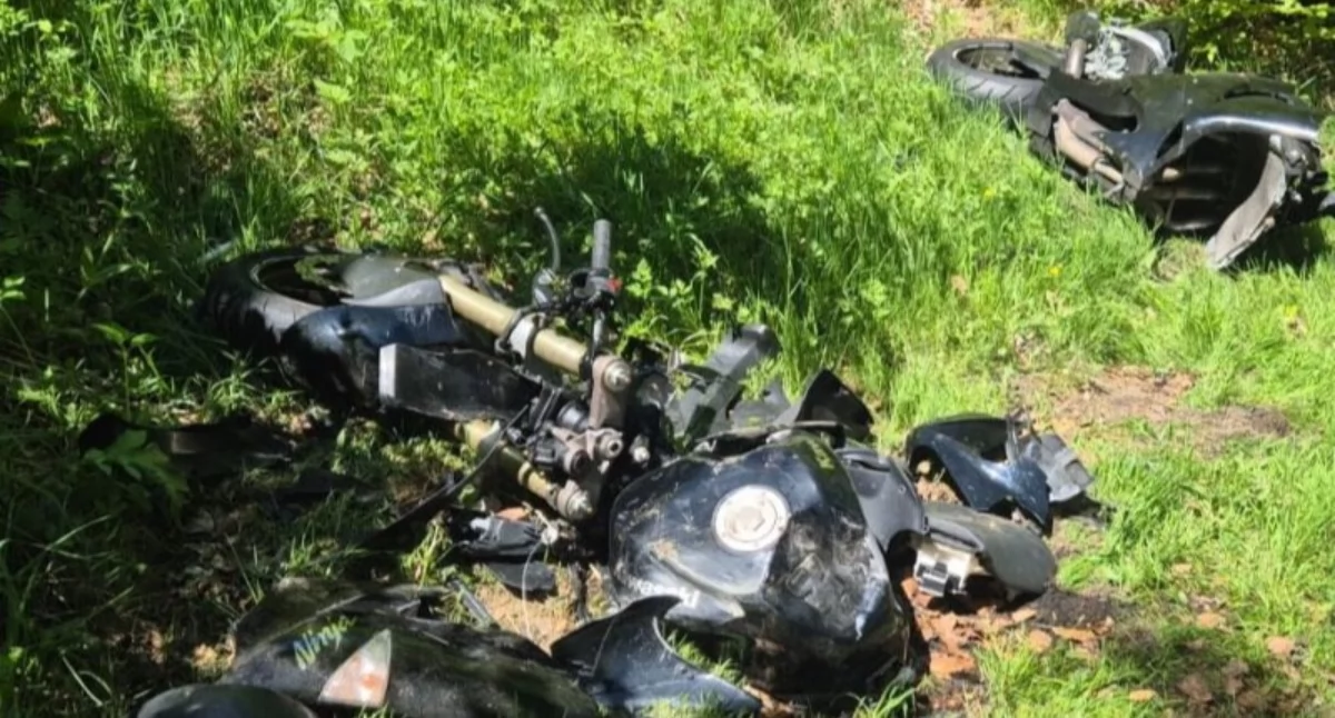 Poważny wypadek z udziałem motocyklisty. Motocykl rozerwało na pół