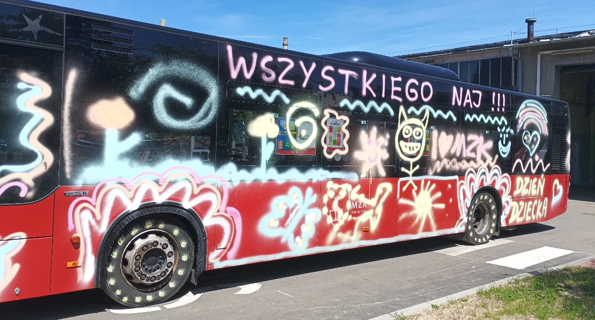 Kolorowy autobus wyjedzie na ulice Jeleniej Góry z okazji Dnia Dziecka