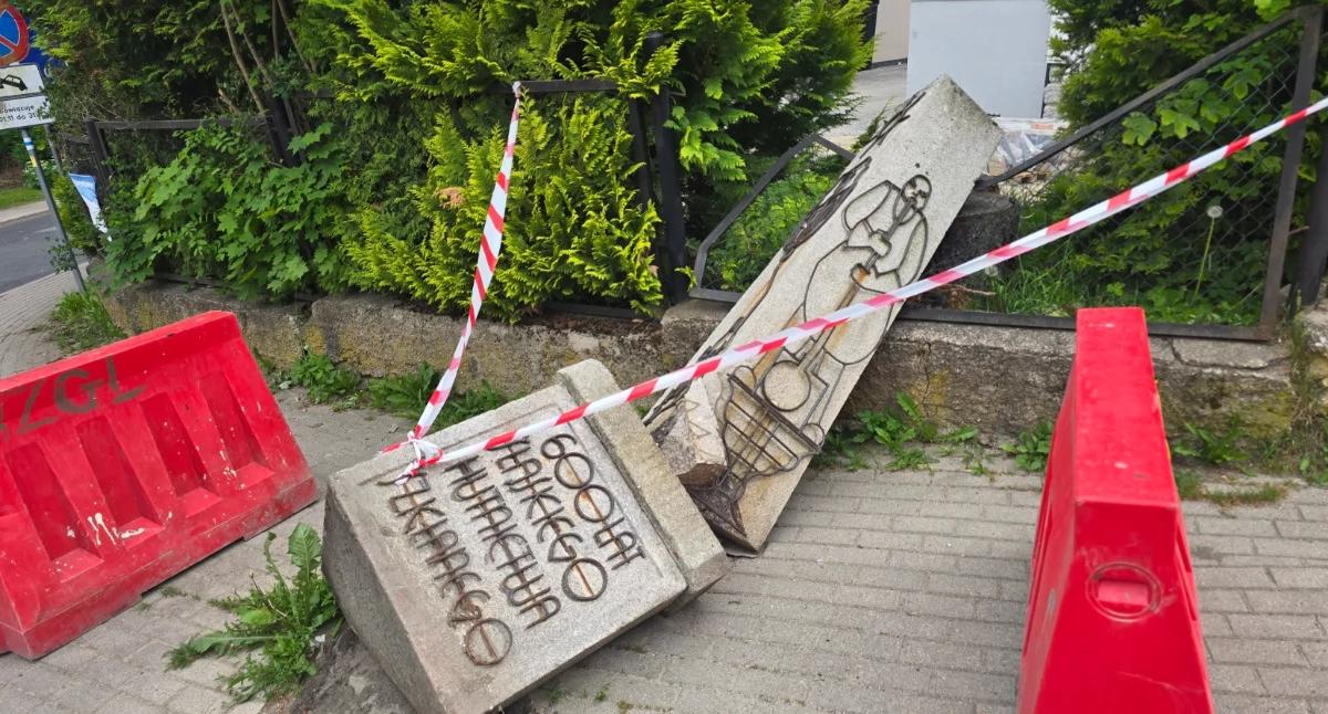 Szklarska Poręba: Pomnik runął na chodnik.