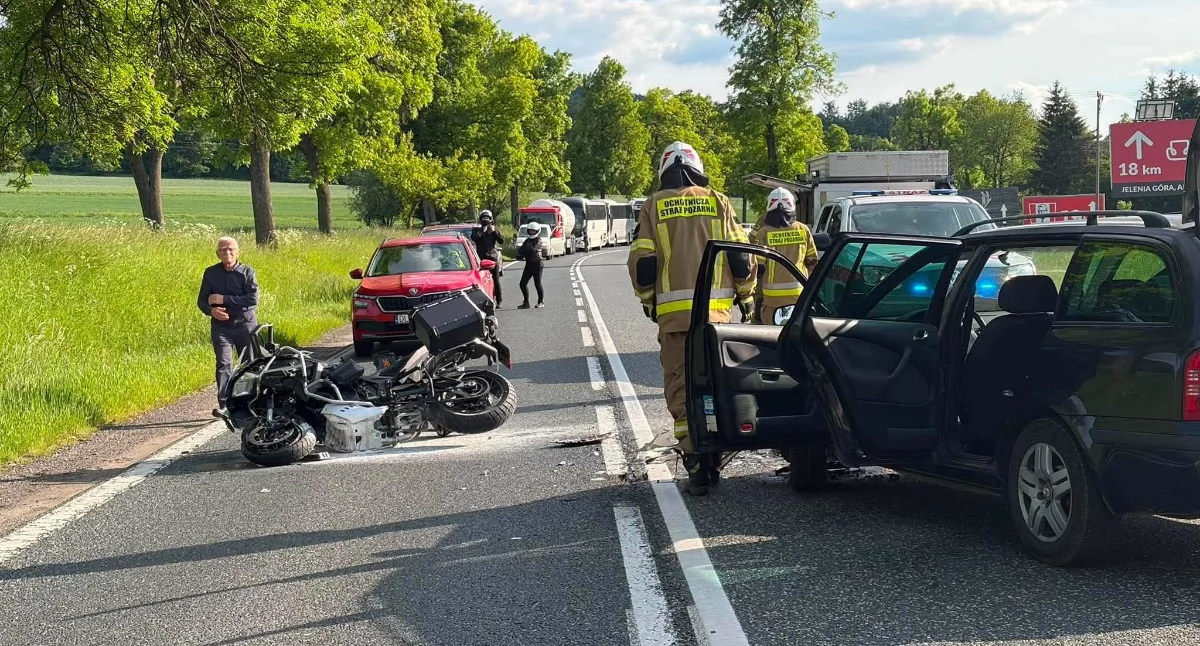 Motocyklista ranny po zderzeniu z samochodem na DK5. Droga była zablokowana