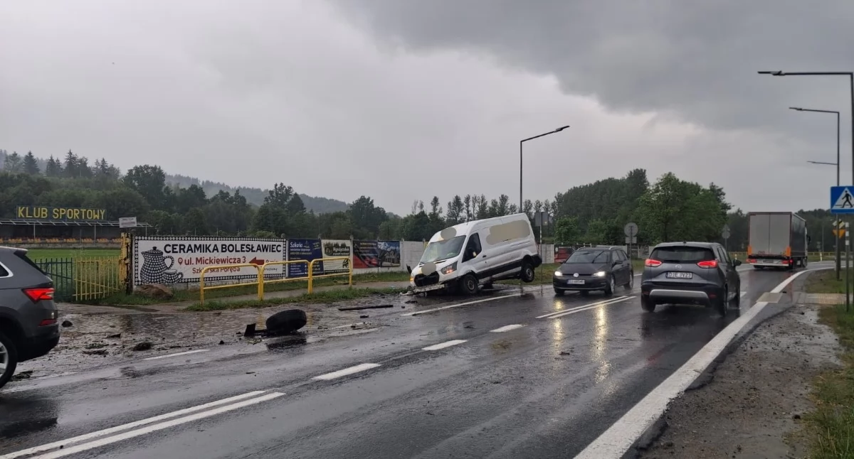 Bus z urwanym kołem. Groźne zdarzenie na drodze krajowej nr 5 w Piechowicach