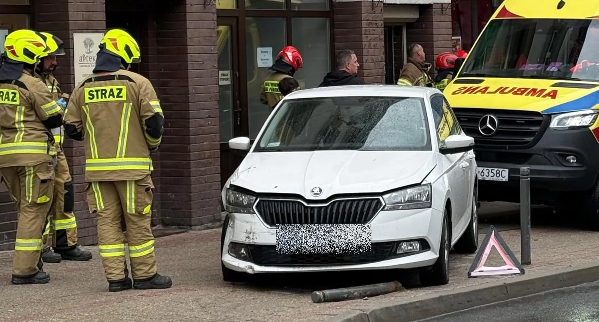 Zasłabła za kierownicą i wjechała na chodnik. O włos od tragedii w centrum Szklarskiej Poręby