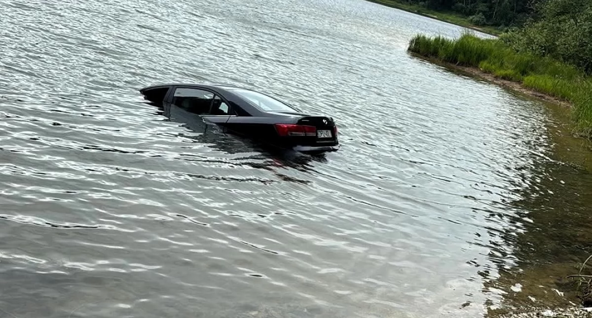 Hyundai zatonął w Jeziorze Leśniańskim. Auto stoczyło się ze skarpy