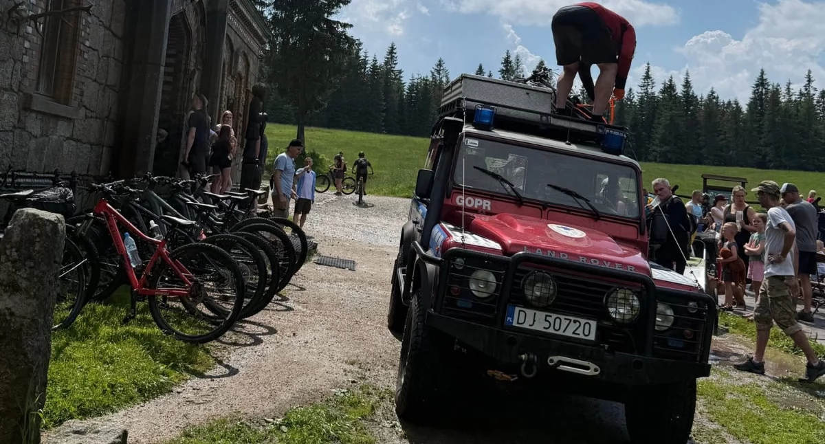 Piorun poraził rowerzystkę w Górach Izerskich. Kobietę udało się uratować