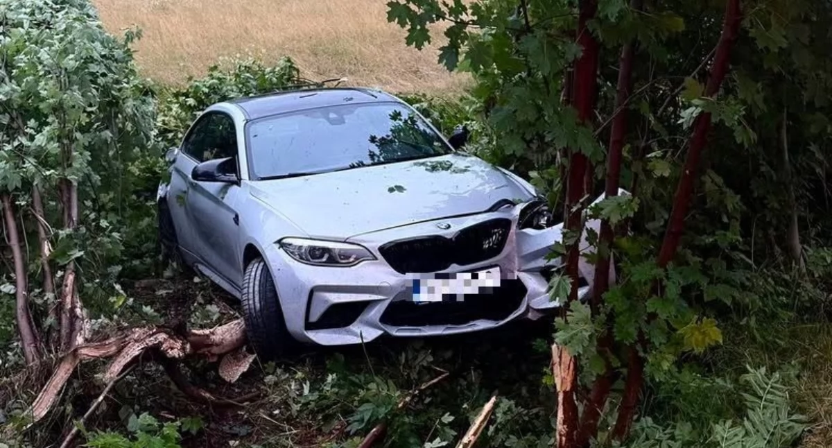 19-latek nie opanował BMW i podróż zakończył w rowie