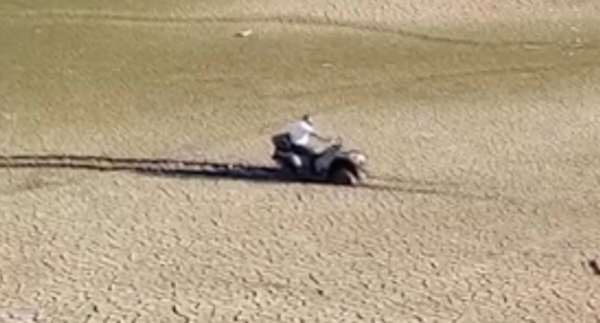 Quad ugrzązł w mule na dnie Jeziora Pilchowickiego