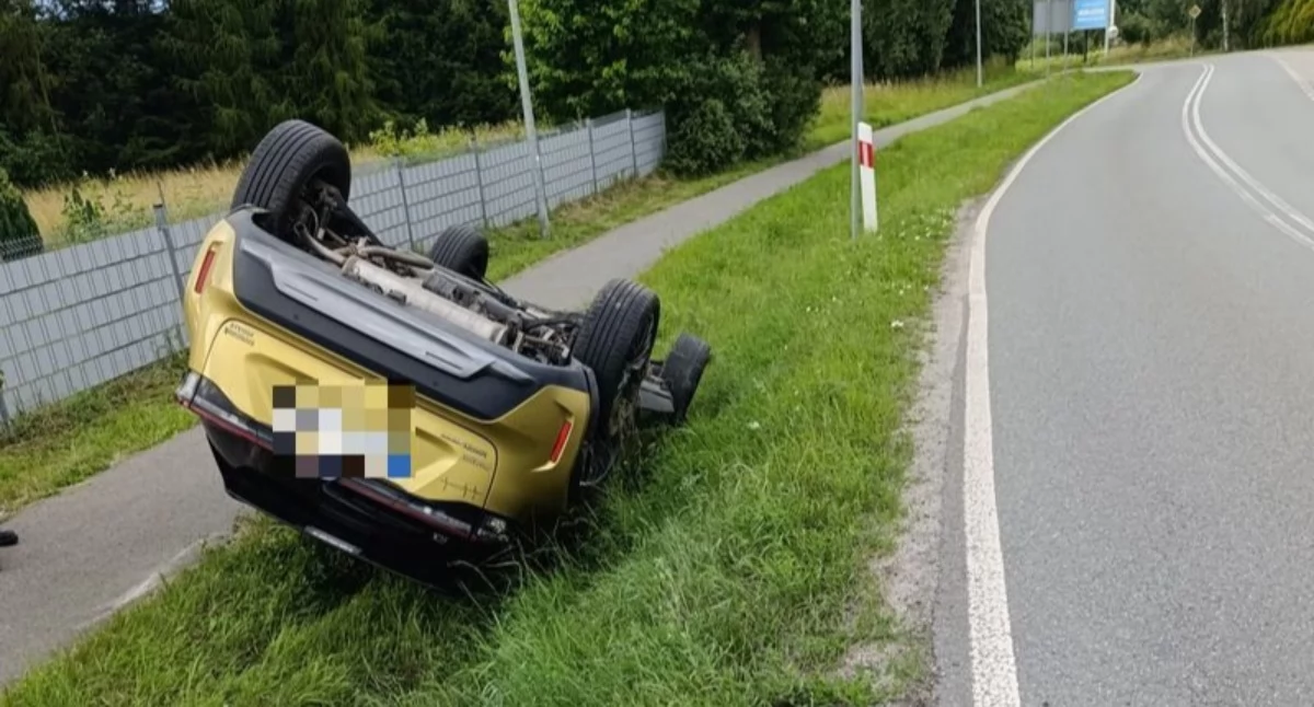 Dachowanie w Dziwiszowie. Kierująca prawdopodobnie zasnęła za kierownicą
