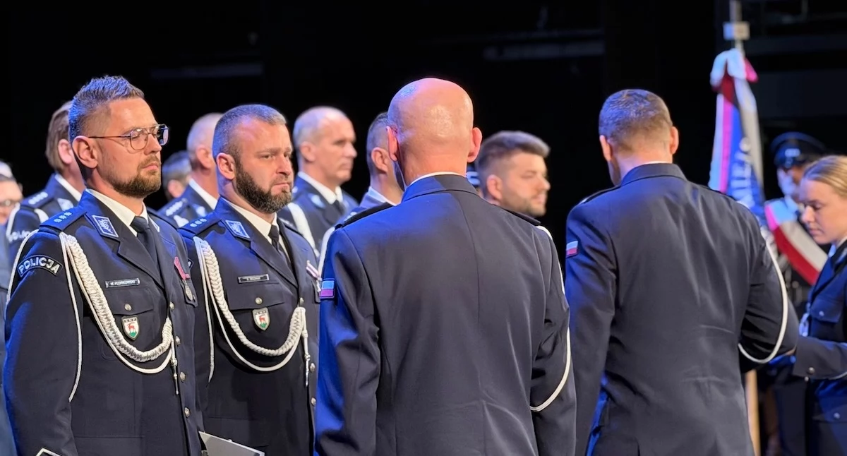 Awanse i wyróżnienia dla jeleniogórskich policjantów za zasługi, ciężką pracę i zaangażowanie