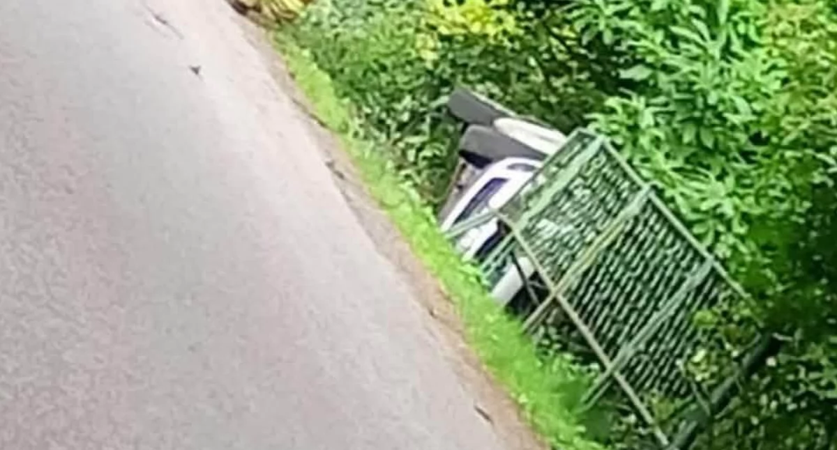 Samochód wypadł z drogi i wpadł do rowu ze strumieniem. Groźne zdarzenie w Lubiechowej