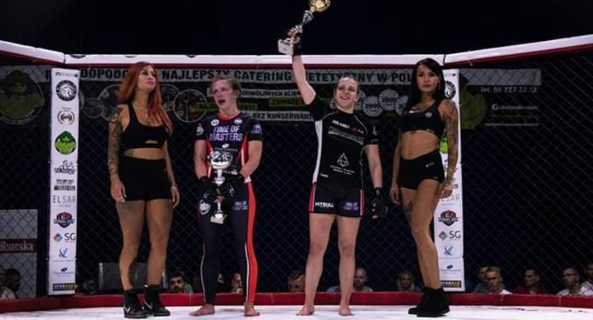 Zawodniczka ASW Pawła Krażewskiego zwycięża w walce zawodowej MMA.