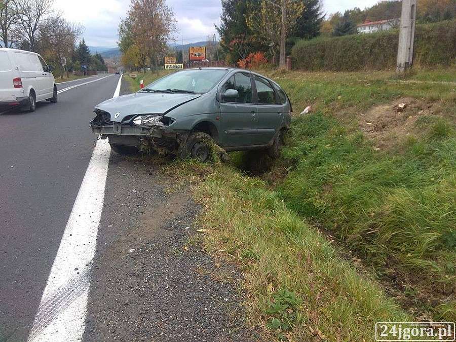 Samochód w rowie na DK3
