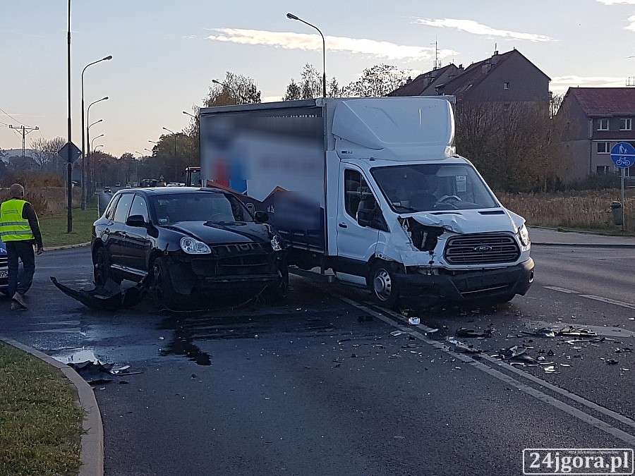 Zderzenie Porsche i dostawczego Forda