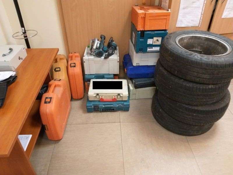 Włamał się i okradł samochód - został zatrzymany przez policjantów.