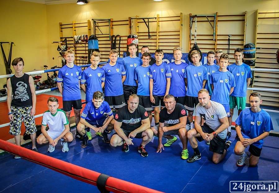 Piłkarze Karkonoszy trenują z Red Fighters