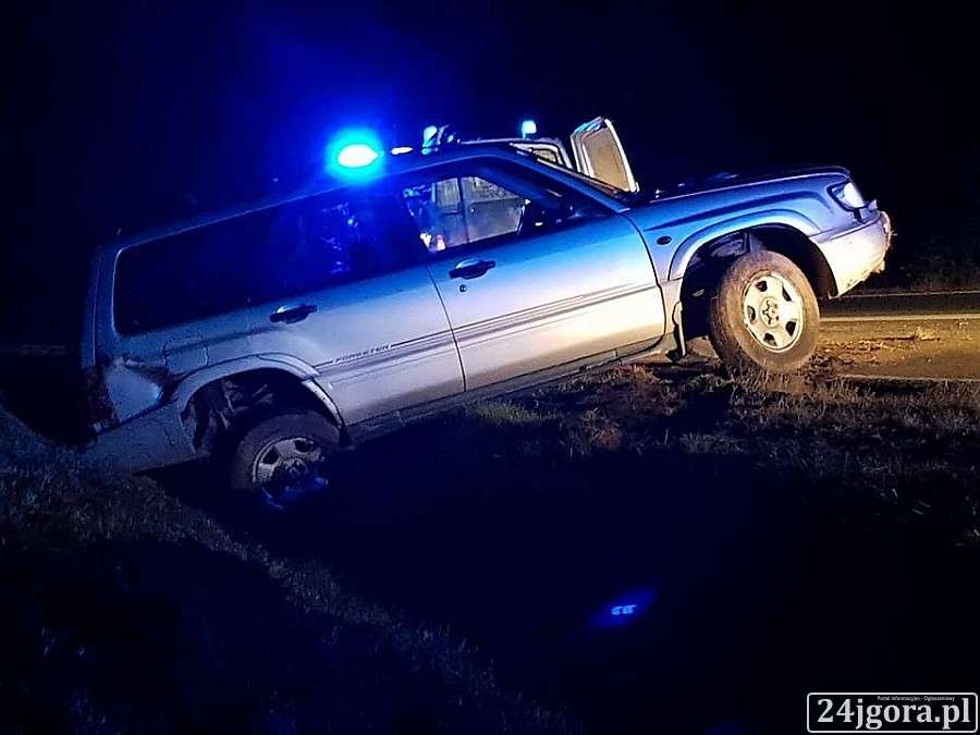 Auto w rowie na Sudeckiej. Kierowca pijany