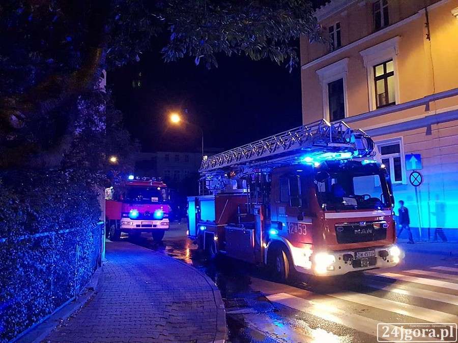 Pożar w mieszkaniu na Sudeckiej. 10 osób ewakuowanych