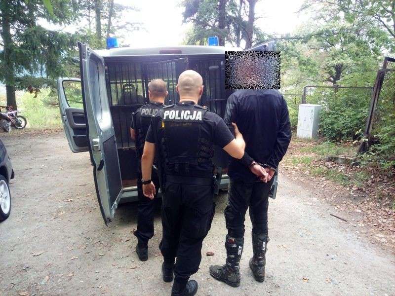 Areszt oraz wysoka grzywna za nielegalny wjazd motocyklem do lasu.