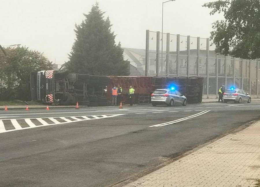 W Bolesławcu przewrócił się Tir. Kierowca ciężko ranny.