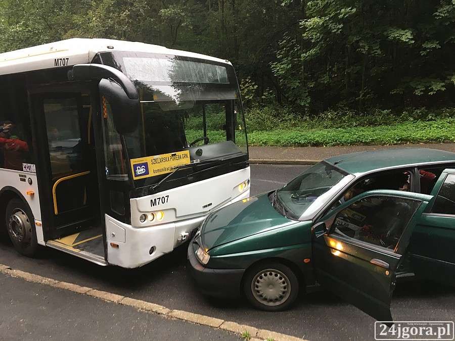 Wpadł w poślizg i uderzył w autobus