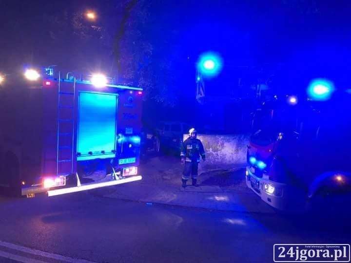 Szklarska Poręba : Strażacy i policjanci weszli do mieszkania. 