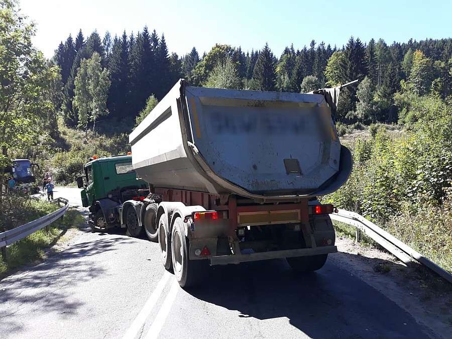 Zderzenie ciężarówki z osobówką. Zablokowana DW367 w Kowarach